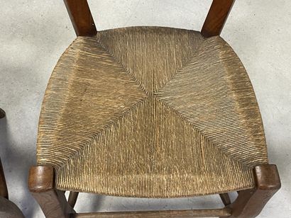 Six chaises rustiques paillées. 
H. :85 ...