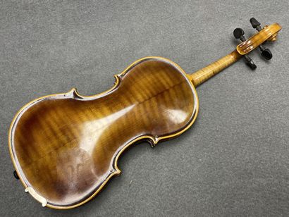 Petit violon et archet.
portant l' étiquette...