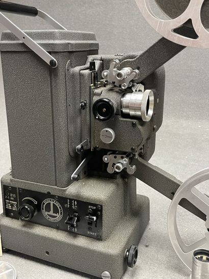 Projecteur cinéma : Paillard-Bolex M16 en...