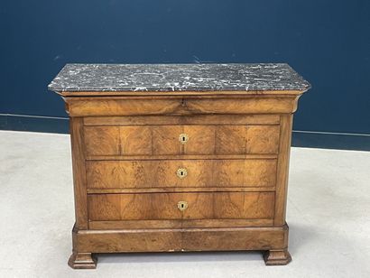 Commode à doucine en placage de noyer, ouvrant...