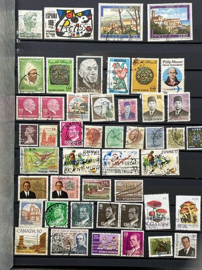 Sept albums de timbres étranger.