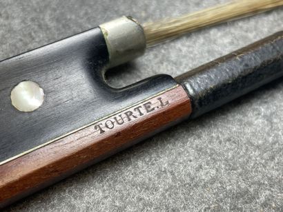 Archet de violon. 
Estampille: Tourte. L
L:...