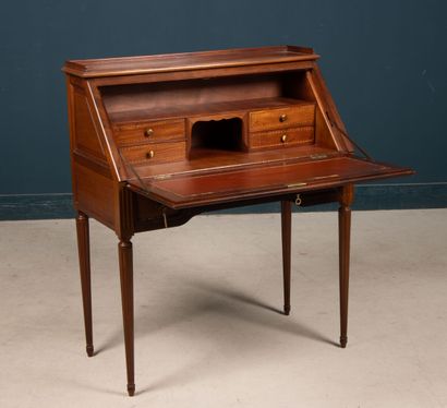 Bureau de pente en merisier et acajou.
Style...