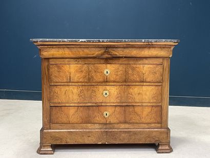 Commode à doucine en placage de noyer, ouvrant...