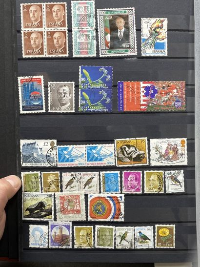 Sept albums de timbres étranger.