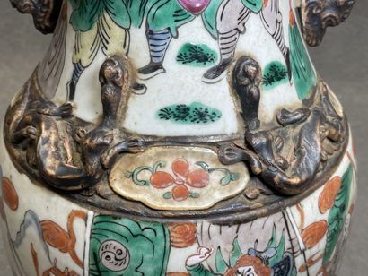 Vase en porcelaine de Nankin
H: 35 cm. 
Fond...