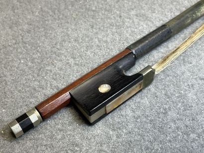 Archet de violon. 
Estampille: Tourte. L
L:...