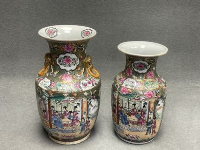 CHINE Deux vases en porcelaine décor Canton...