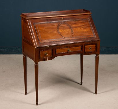 Bureau de pente en merisier et acajou.
Style...