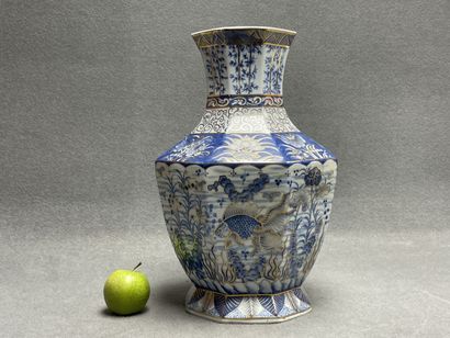 Grand vase decoratif en porcelaine à pans...