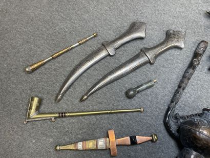 Lot de pipes à opium et divers. 
L. : de...