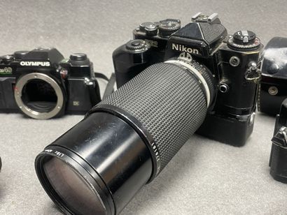Lot d'appareils photo argentique, huit objectifs...