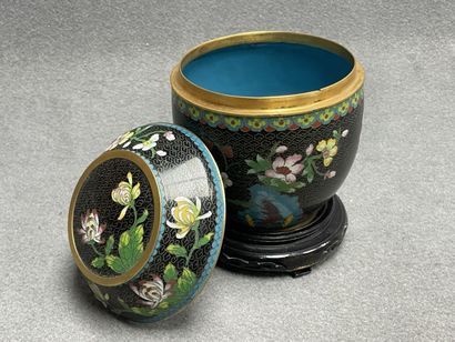 Pot couvert en émaux cloisonnés sur socle...