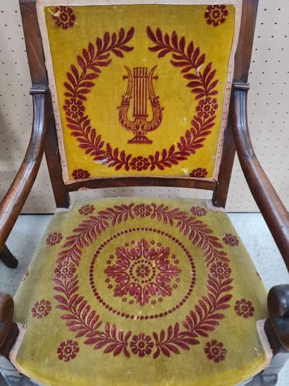 Paire de fauteuils crosse en placage d'acajou,...
