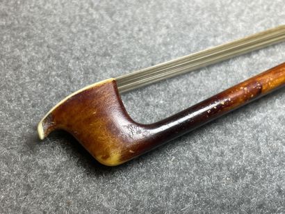 Petit violon et archet.
portant l' étiquette...