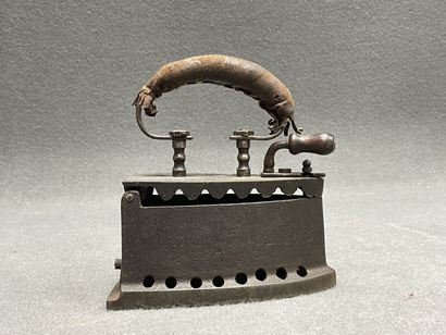 Fer à braise en fonte fin XIX°
H: 20 cm