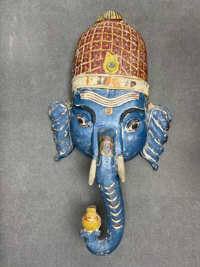 Grand masque en bois sculpté de Ganesh. 
83...