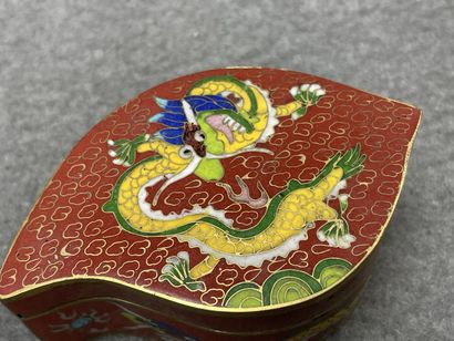 Deux piluliers en émaux cloisonnés chino...