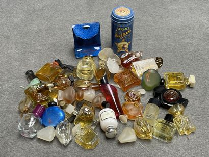 Lot de miniatures de parfum.