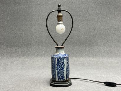Pied de lampe en faïence. 
H. :37 cm.