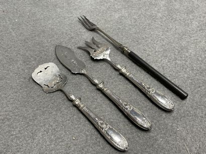 Trois couverts à mignardises en argent fourré...