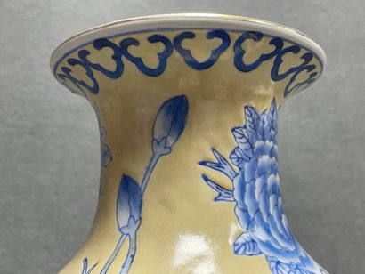 Vase en porcelaine asiatique à décor de fleurs...
