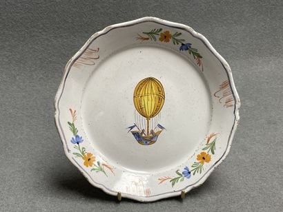 NEVERS.
Assiette en faïence à décor polychrome...
