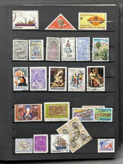 Sept albums de timbres étranger.