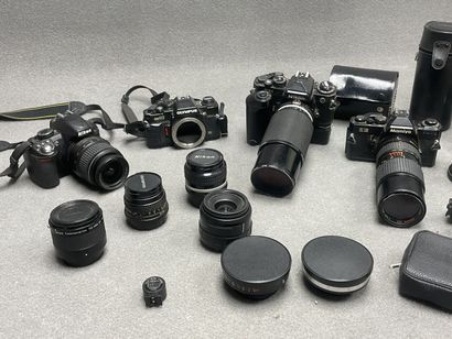 Lot d'appareils photo argentique, huit objectifs...