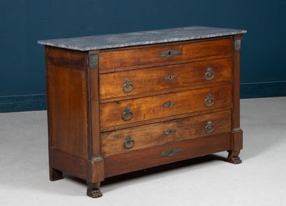 Commode en noyer, pieds griffe, ouvrant à...