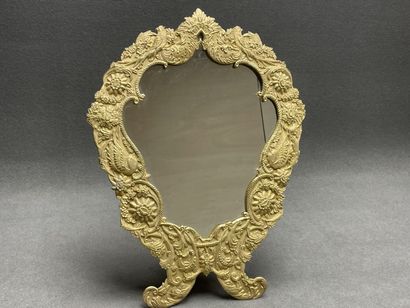 Miroir de table cadre en métal doré. 
55...