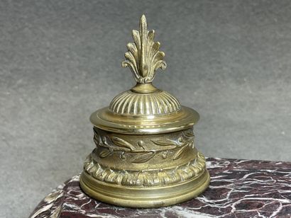Encrier en marbre et bronze surmonté d'un...