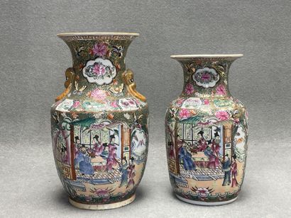 CHINE Deux vases en porcelaine décor Canton...