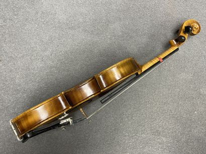 Petit violon et archet.
portant l' étiquette...