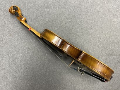 Petit violon et archet.
portant l' étiquette...