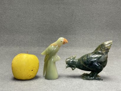 Coq en néphrite vert foncé, sculptée et petite...