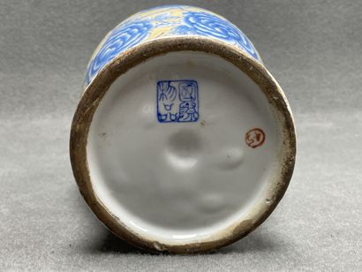 Vase en porcelaine asiatique à décor de fleurs...