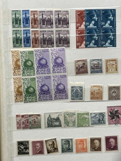 Sept albums de timbres étranger.