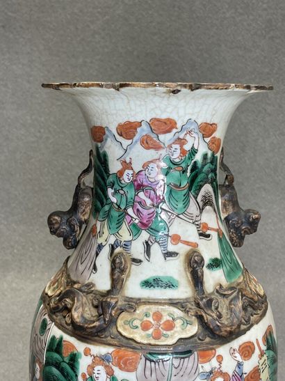 Vase en porcelaine de Nankin
H: 35 cm. 
Fond...