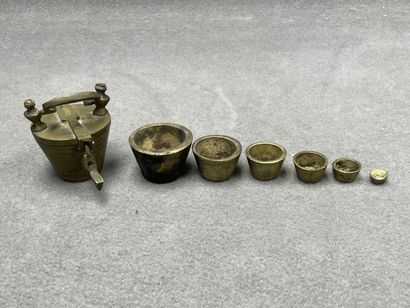 Deux mortiers en bronze et pile à godets.
H:...