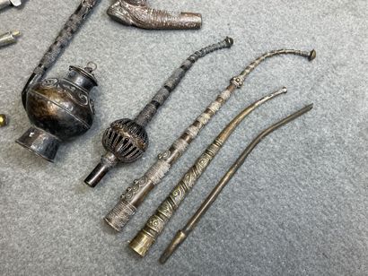 Lot de pipes à opium et divers. 
L. : de...