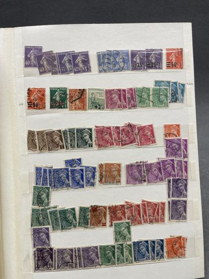 Cinq albums de timbres Français.