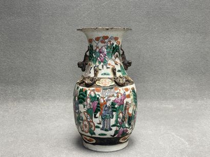Vase en porcelaine de Nankin
H: 35 cm. 
Fond...