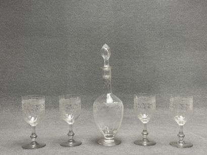 Carafe et quatre verres ciselés. 
H. :34...