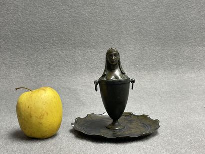 Encrier en régule patiné à décor d'egyptienne.
H:...
