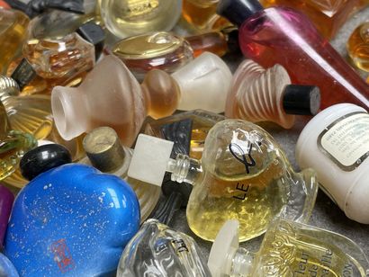 Lot de miniatures de parfum.