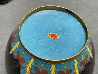 Pot couvert en émaux cloisonnés sur socle...