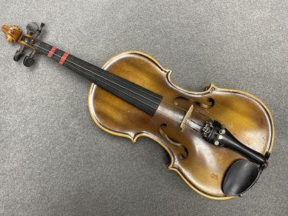 Petit violon et archet.
portant l' étiquette...