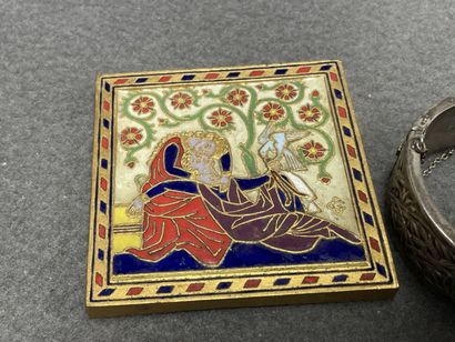 Lot de bibelots:
Etui,boite, boucle de ceinture,...