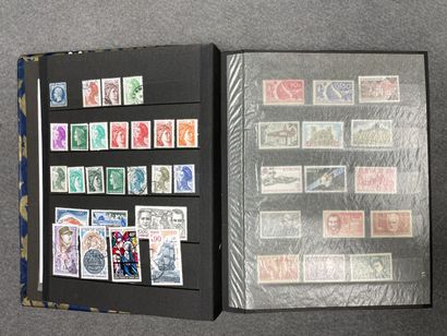 Cinq albums de timbres Français.